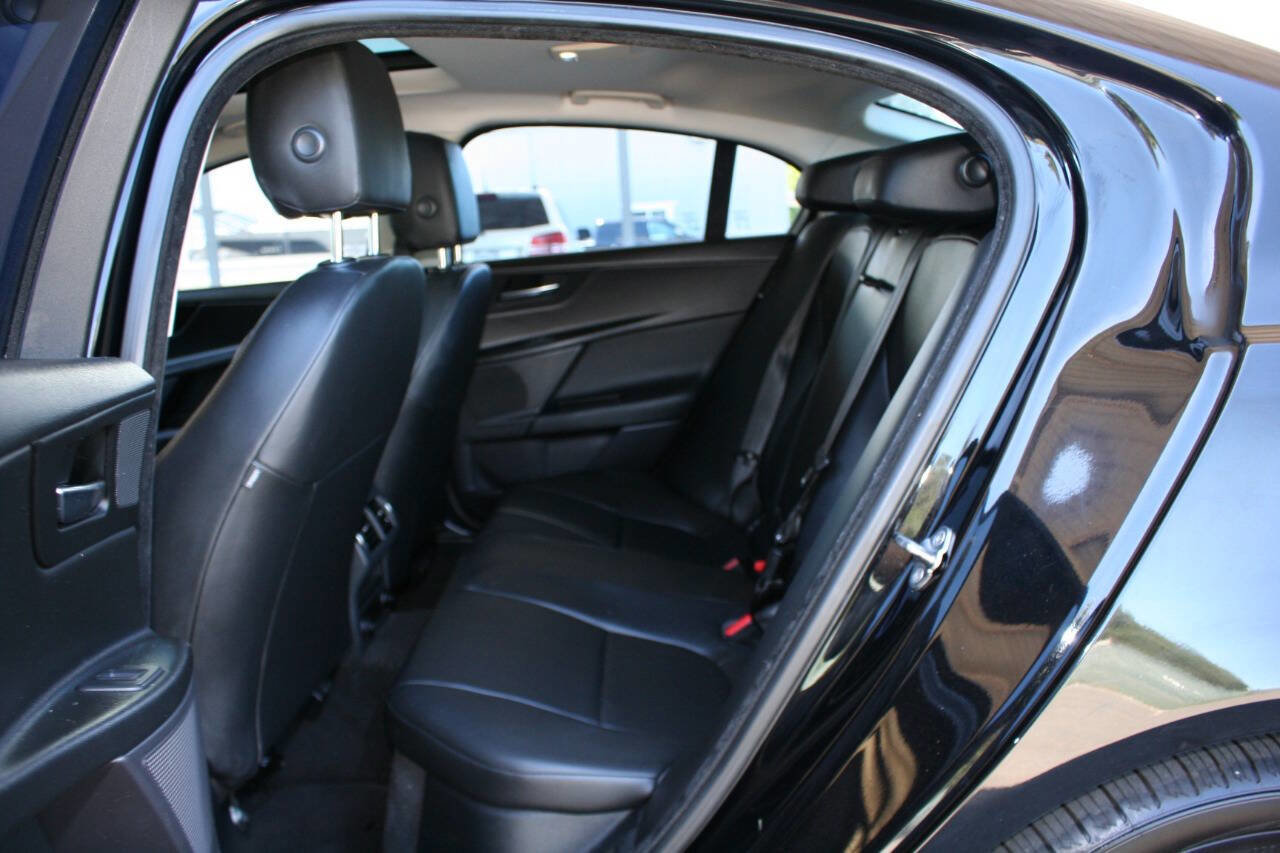 Used 2017 Jaguar XE Premium AWD/4WD image 25