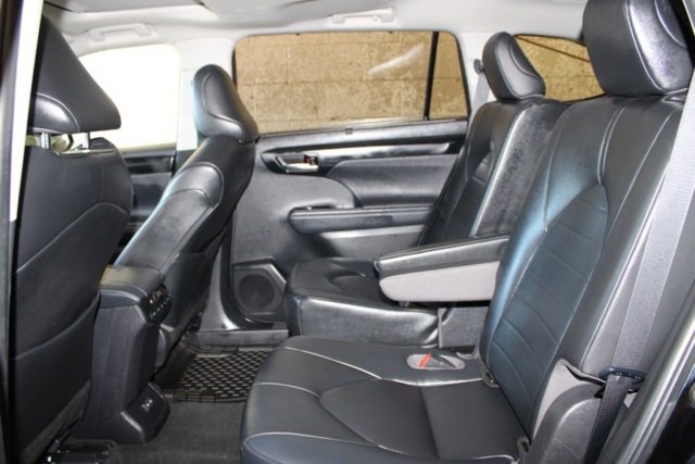 Used 2023 Toyota Highlander L image 17