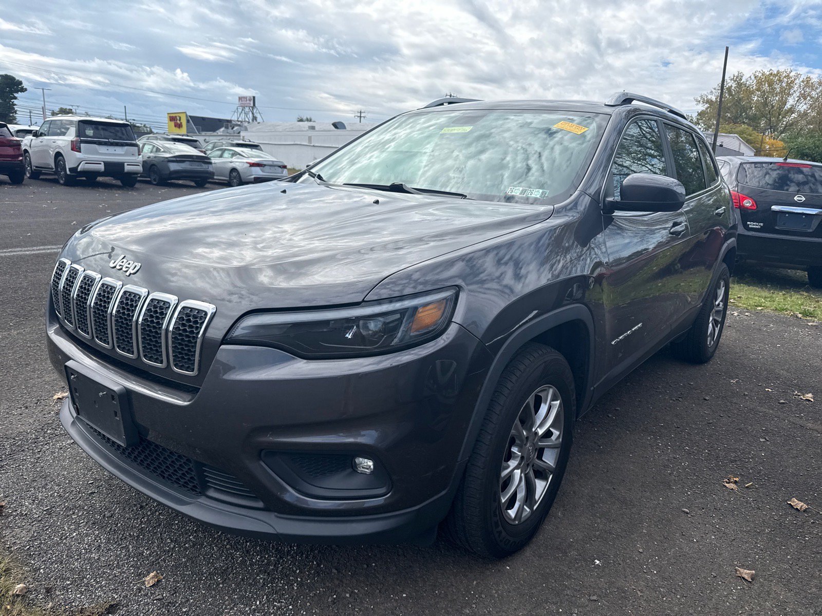 Used 2019 Jeep Cherokee Latitude Plus AWD/4WD image 2