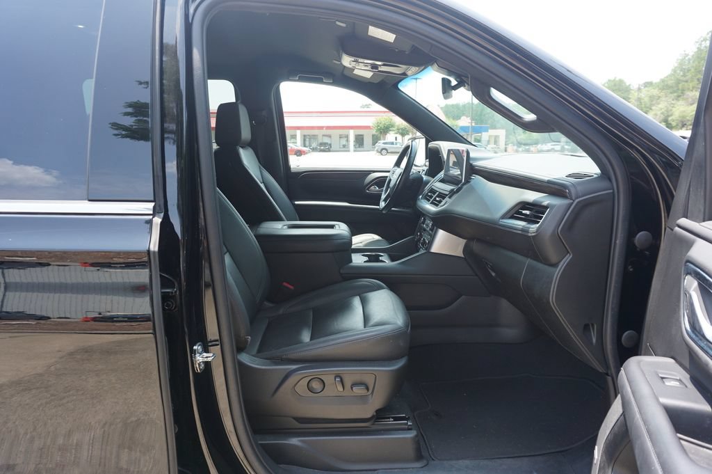 Used 2022 Chevrolet Suburban LT w/ Luxury Package RWD image 16