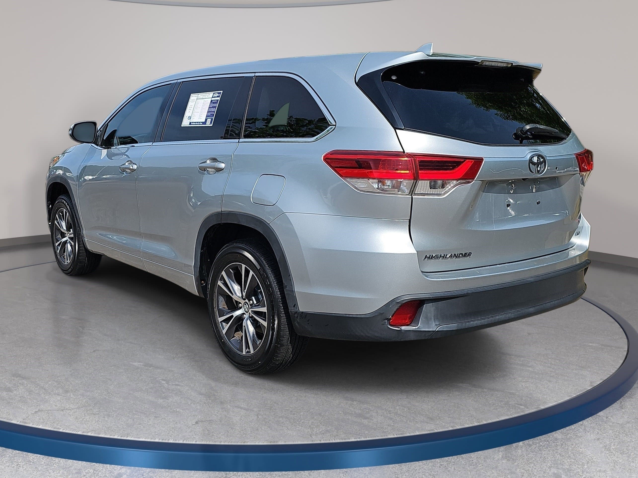 Used 2017 Toyota Highlander Plus FWD image 7