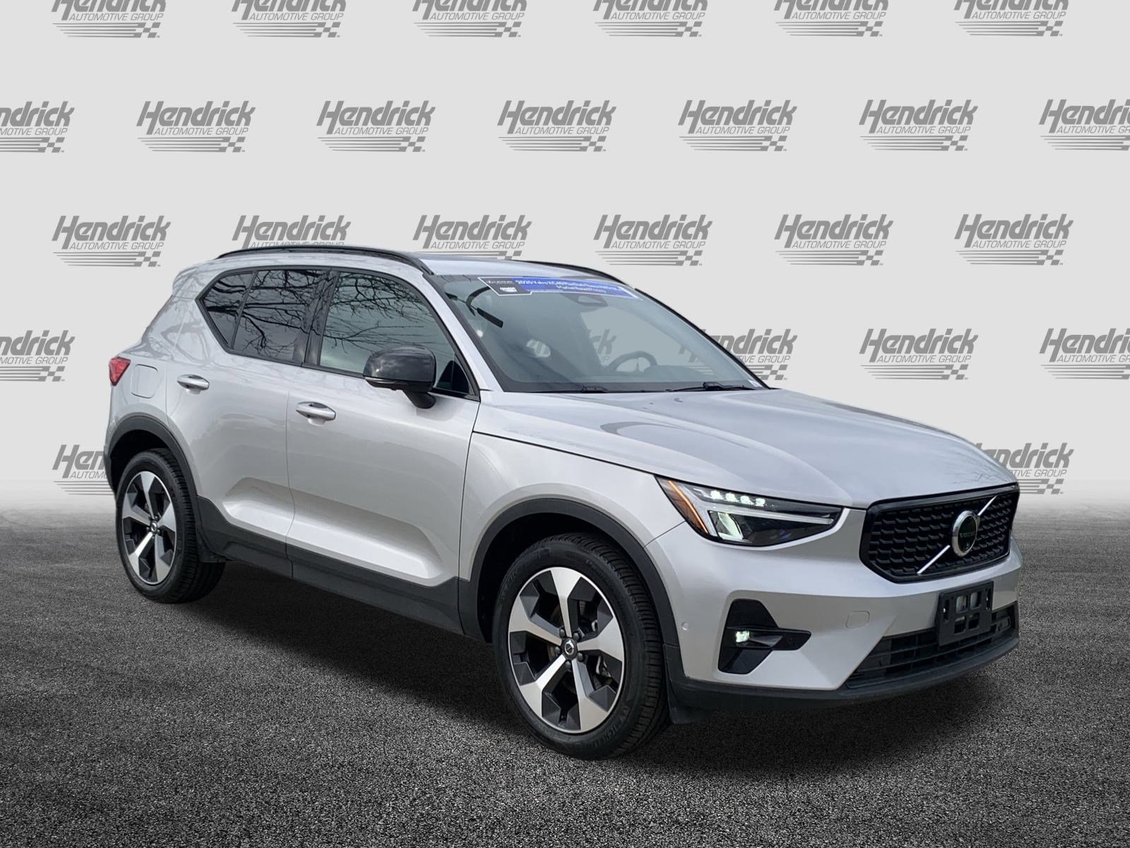 Used 2025 Volvo XC40 B5 Plus image 2