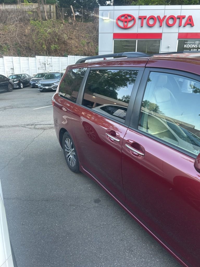 Used 2018 Toyota Sienna XLE FWD image 2