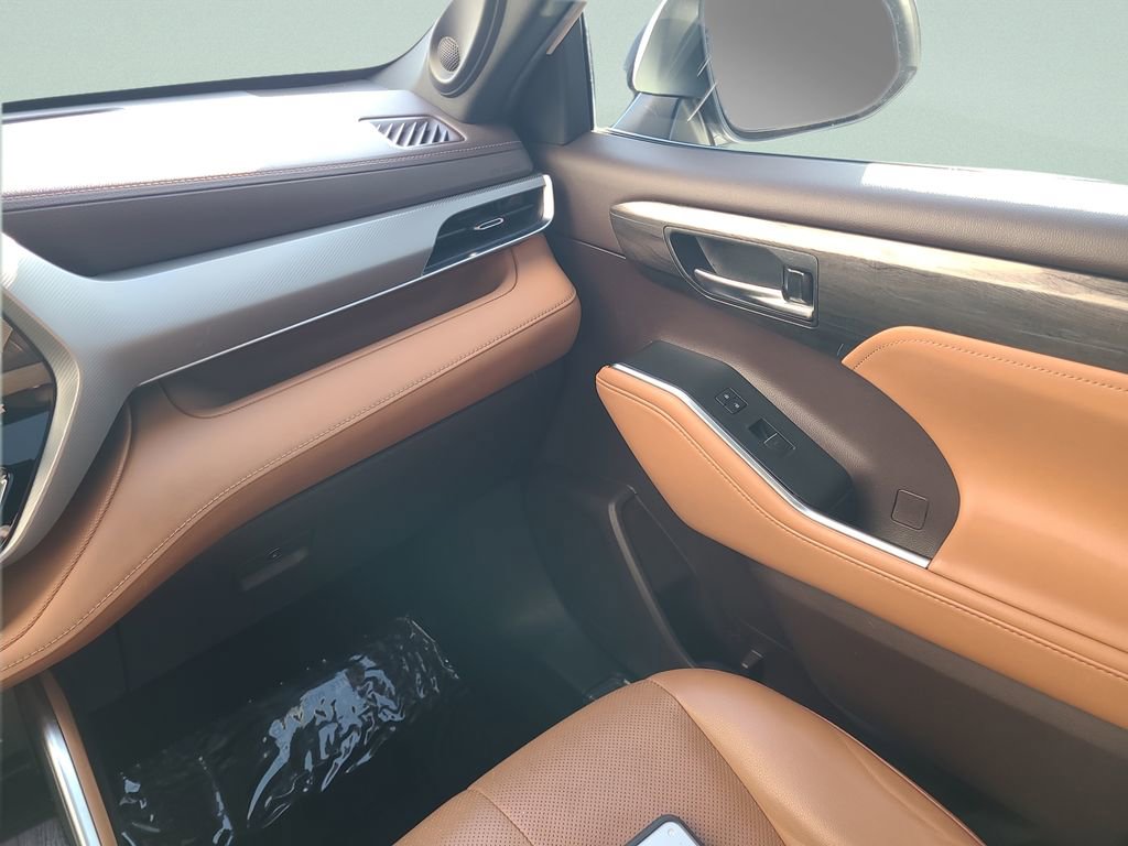 Used 2021 Toyota Highlander Platinum image 16