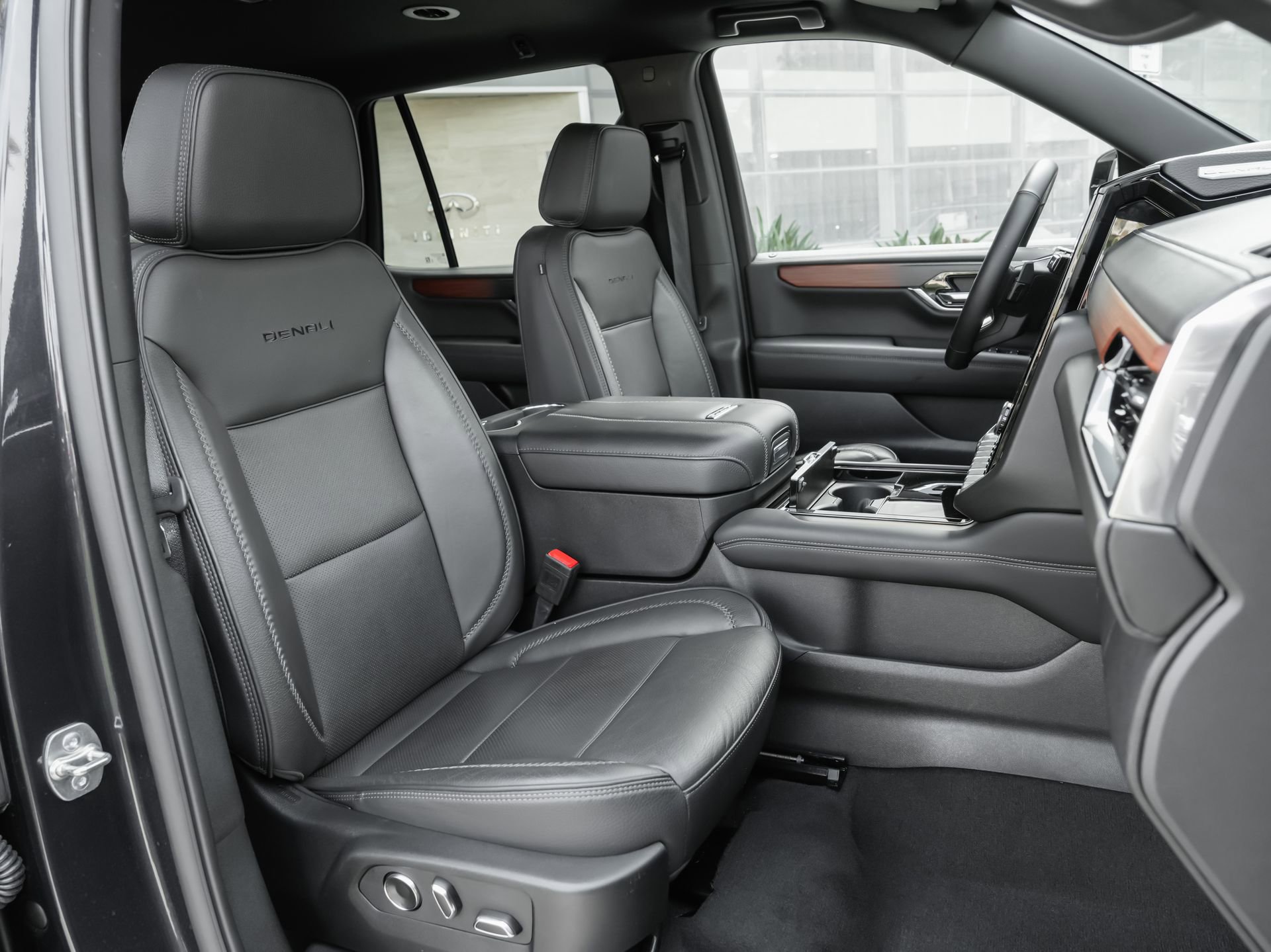 Used 2025 GMC Yukon Denali RWD image 39
