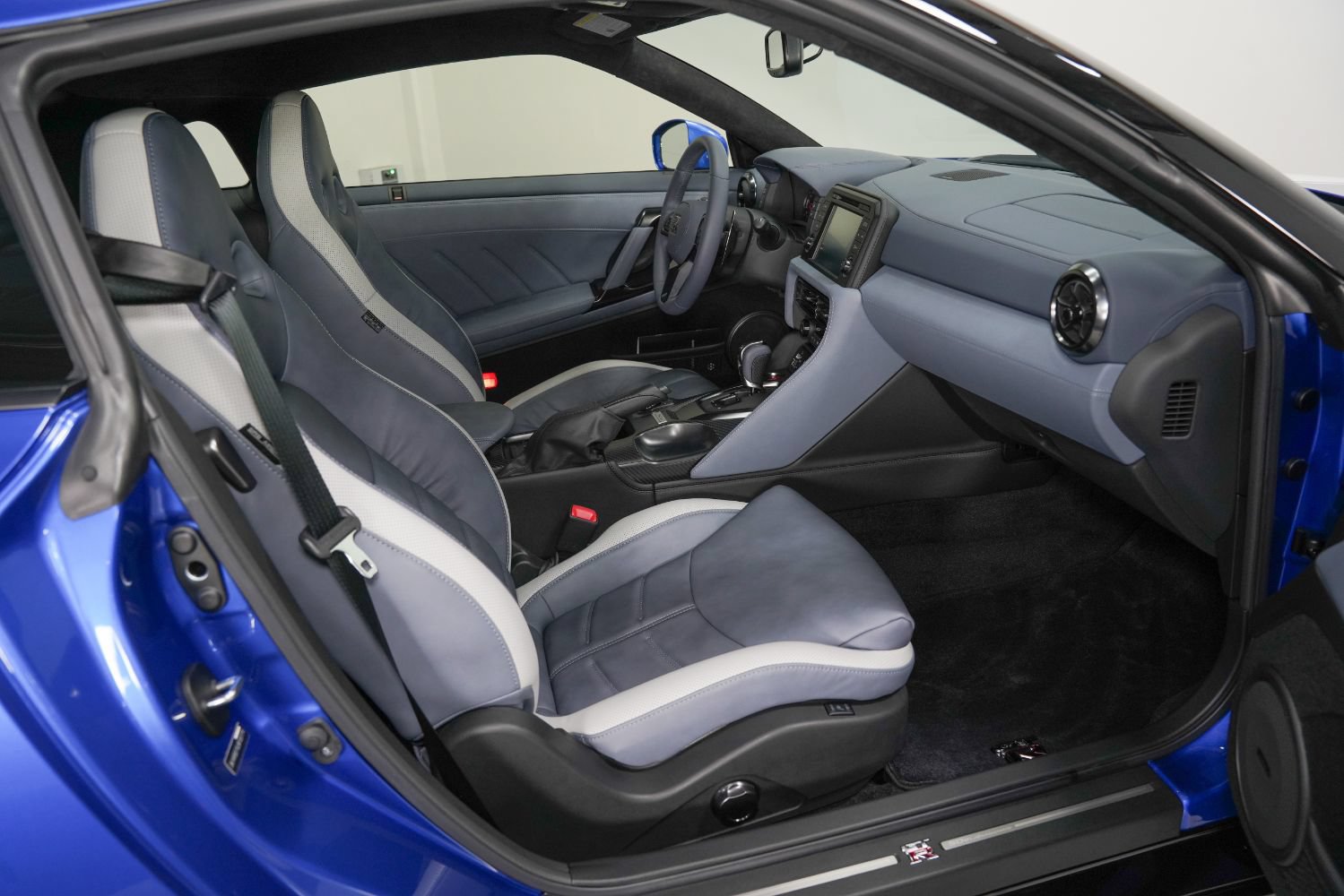 Used 2020 Nissan GT-R Premium AWD/4WD image 2