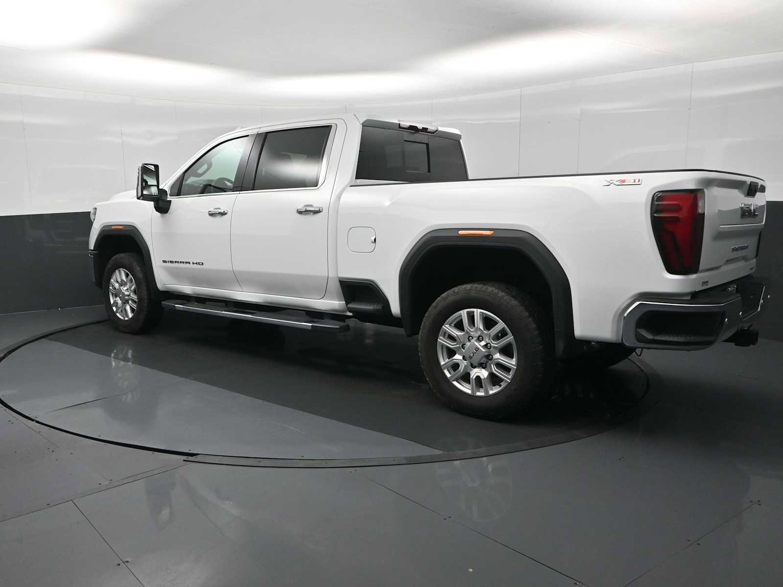 Used 2024 GMC Sierra 2500 SLT w/ SLT Premium Package image 6