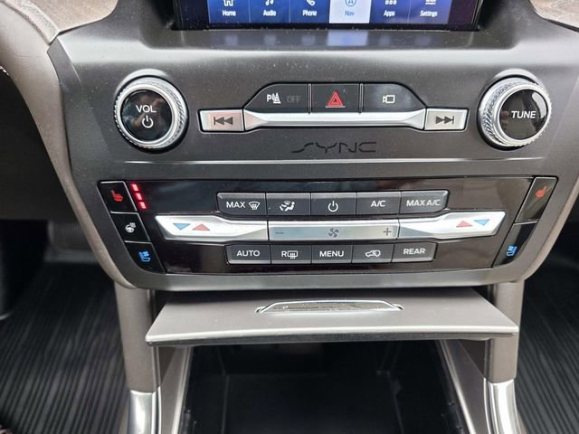 Used 2020 Ford Explorer Platinum w/ Premium Technology Package image 12