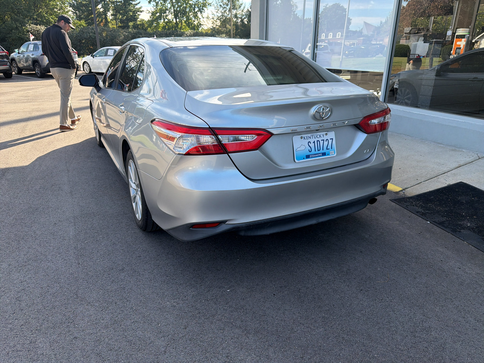 Used 2018 Toyota Camry LE FWD image 3