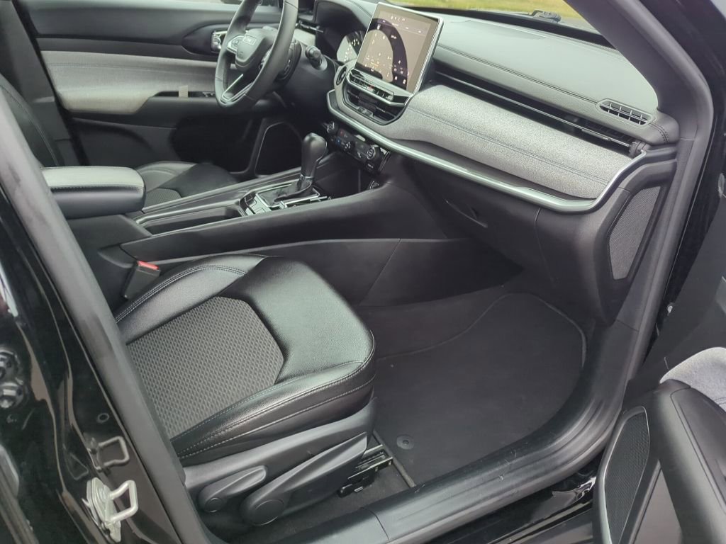 Used 2024 Jeep Compass Latitude image 33