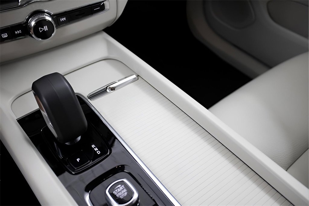 Certified 2025 Volvo XC60 T8 Core w/ Protection Package Premier image 25