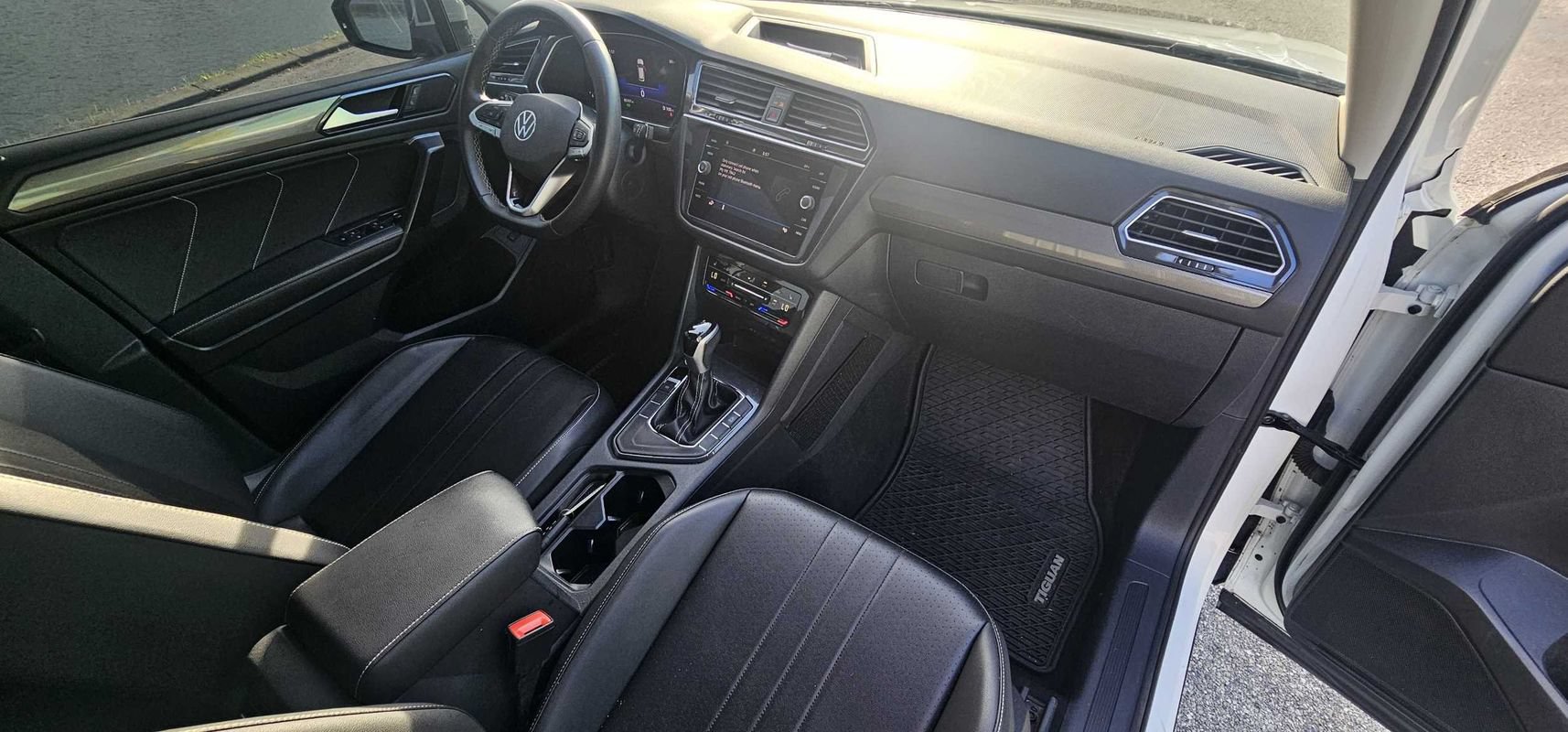 Used 2024 Volkswagen Tiguan SE w/ Panoramic Sunroof Package FWD image 31