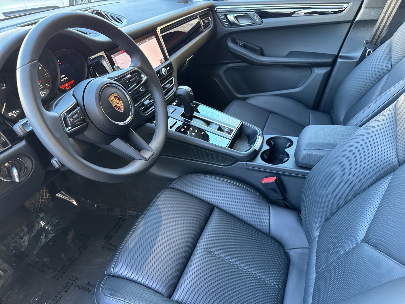 Certified 2025 Porsche Macan AWD/4WD image 4
