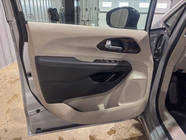 Used 2024 Chrysler Pacifica Limited image 10