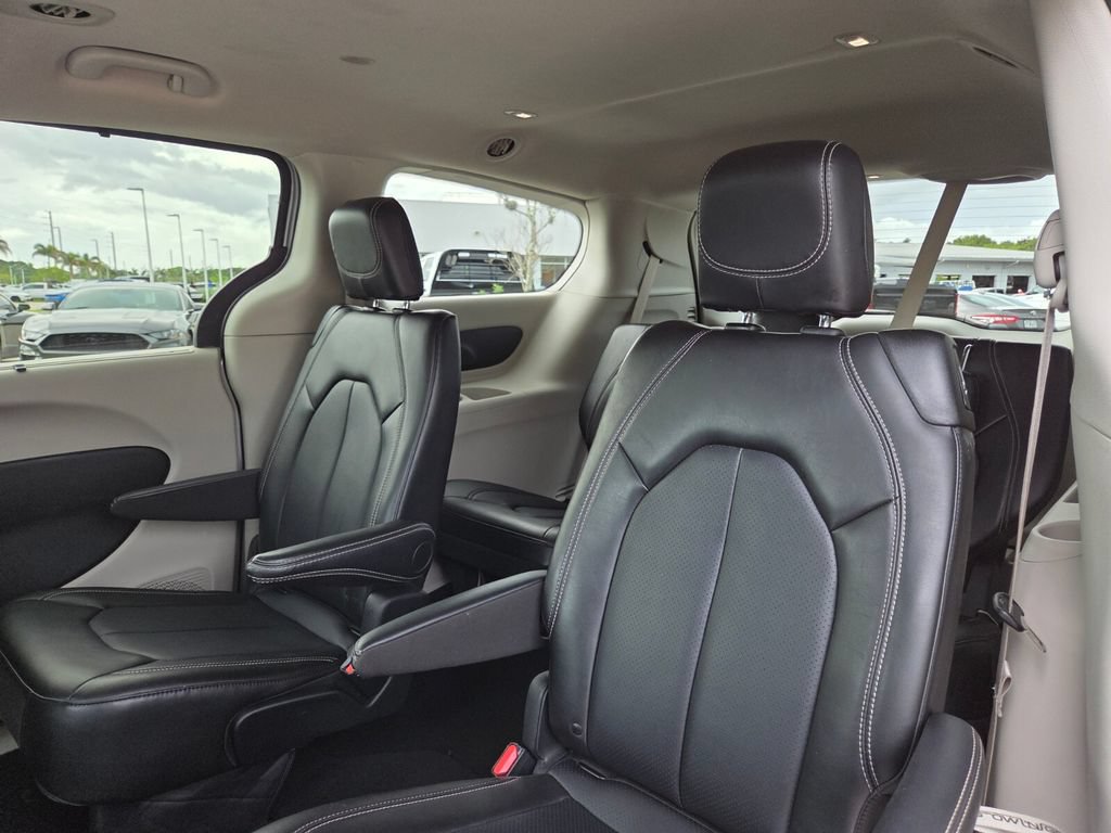 Used 2024 Chrysler Pacifica Touring-L FWD image 24