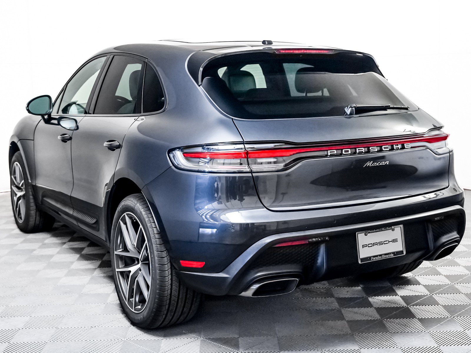 Certified 2025 Porsche Macan image 3