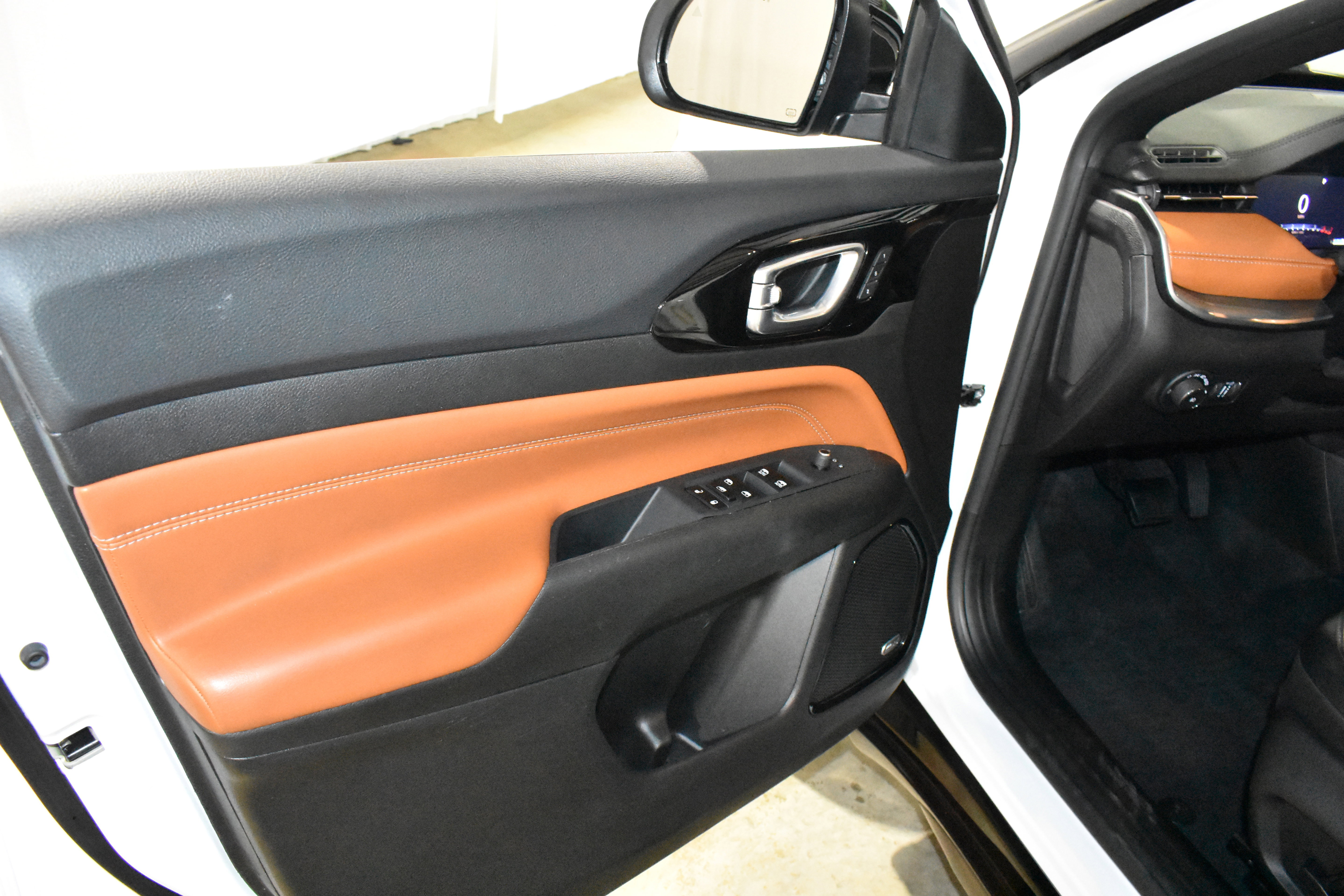 Used 2025 Jeep Compass Limited w/ Elite Group image 24