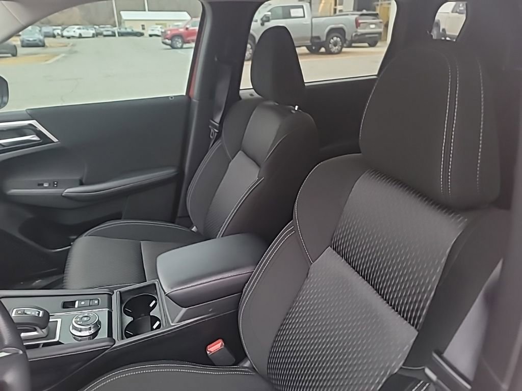 Used 2024 Mitsubishi Outlander ES image 8