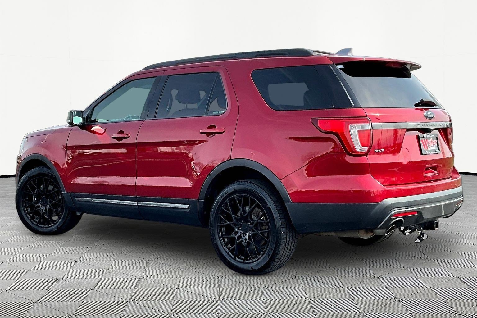 Used 2017 Ford Explorer XLT w/ Equipment Group 202A image 4