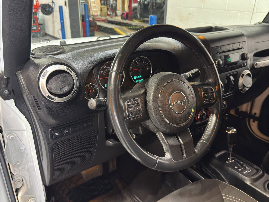 Used 2018 Jeep Wrangler Unlimited Rubicon w/ Cold Weather Group AWD/4WD image 14