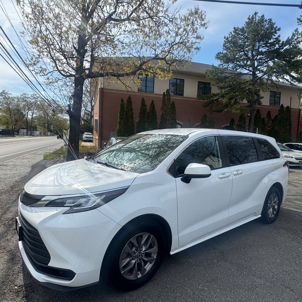 Used 2022 Toyota Sienna LE FWD image 1