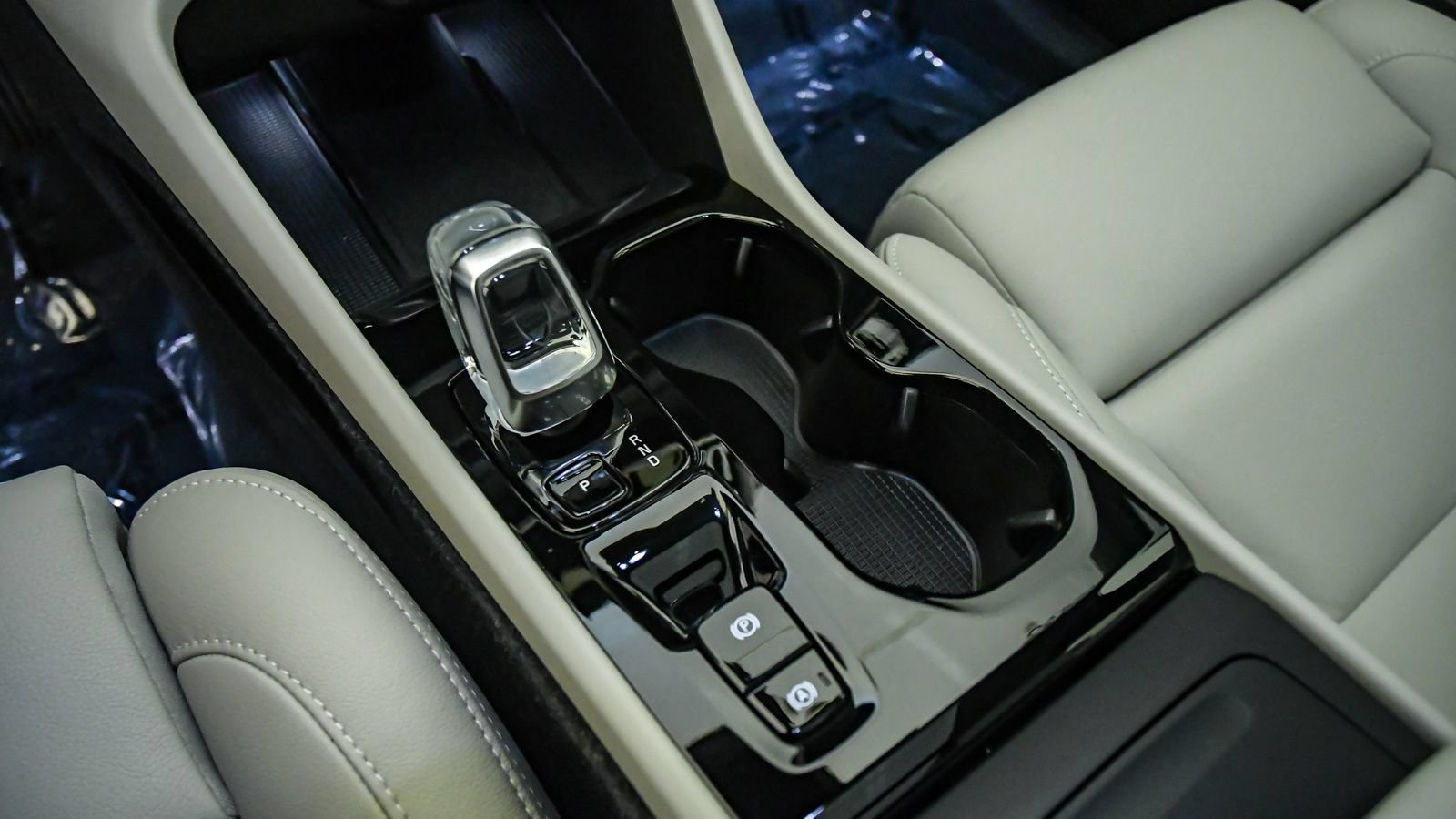 Certified 2026 Volvo XC40 B5 Plus w/ Protection Package Premier AWD/4WD image 20