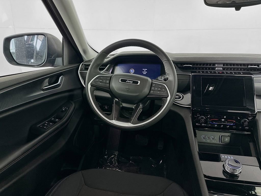 Certified 2023 Jeep Grand Cherokee Laredo w/ Luxury Tech Group I AWD/4WD image 33