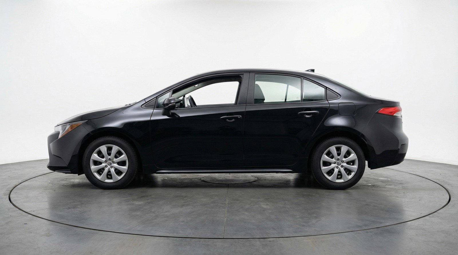Used 2025 Toyota Corolla LE image 5