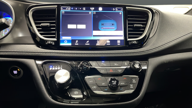 Used 2026 Chrysler Pacifica Select FWD image 13