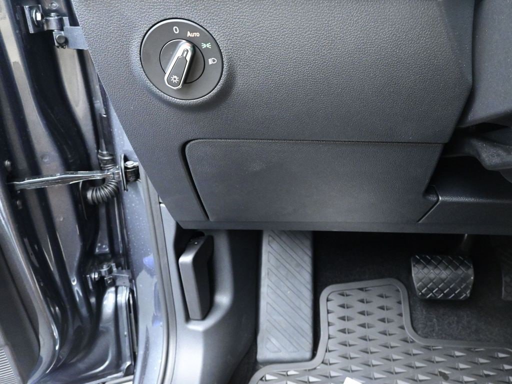 New 2025 Volkswagen Taos SE image 17