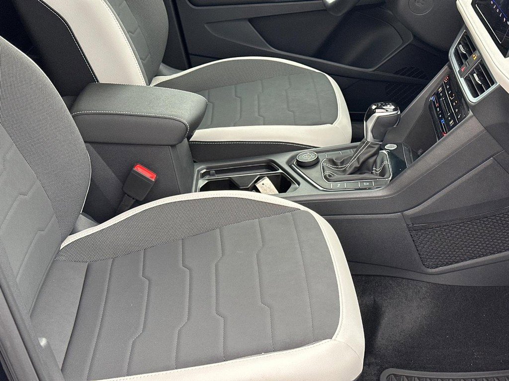 Used 2025 Volkswagen Taos SE image 17