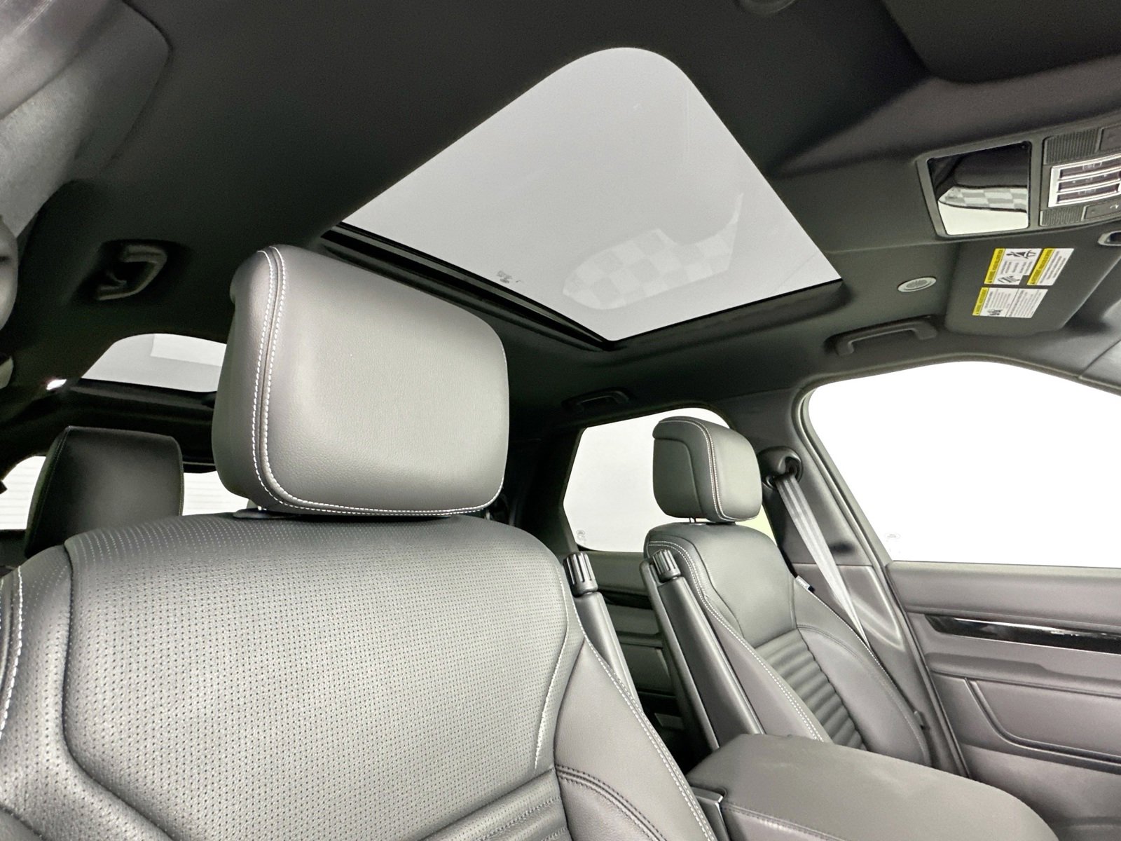 Used 2025 Land Rover Discovery S image 20