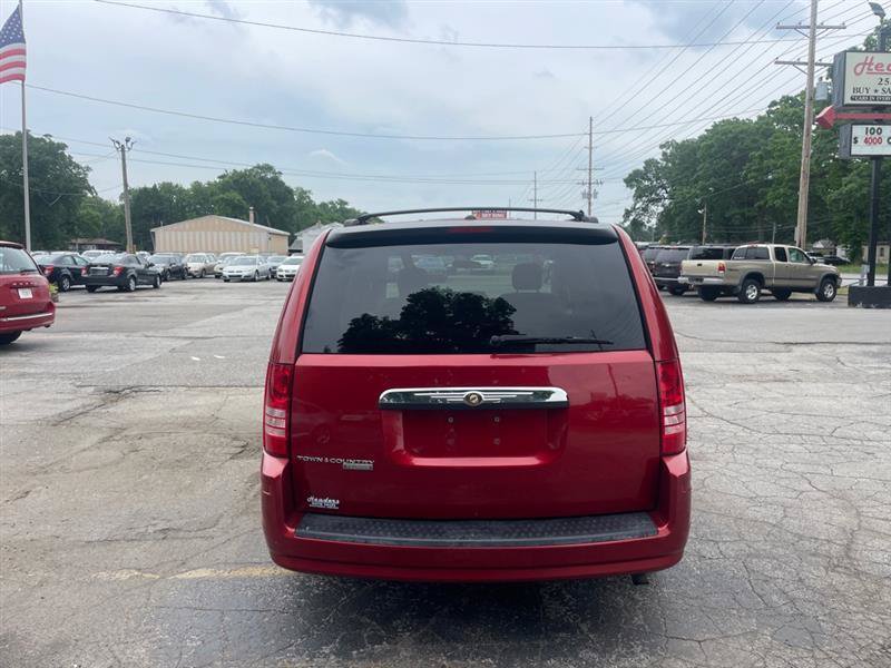 Used 2008 Chrysler Town & Country Touring FWD image 6