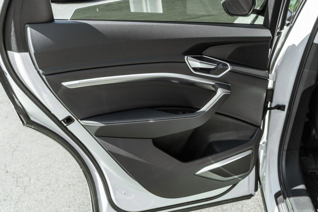 Used 2021 Audi e-tron Premium Plus w/ Premium Plus Package AWD/4WD image 31