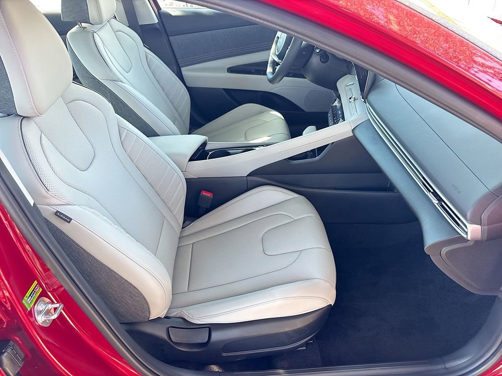 New 2025 Hyundai Elantra Limited image 30