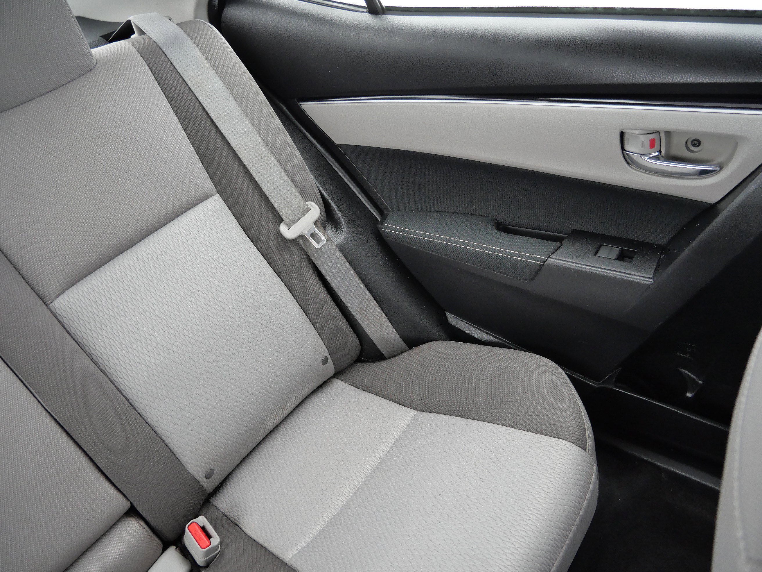 Used 2018 Toyota Corolla LE image 14