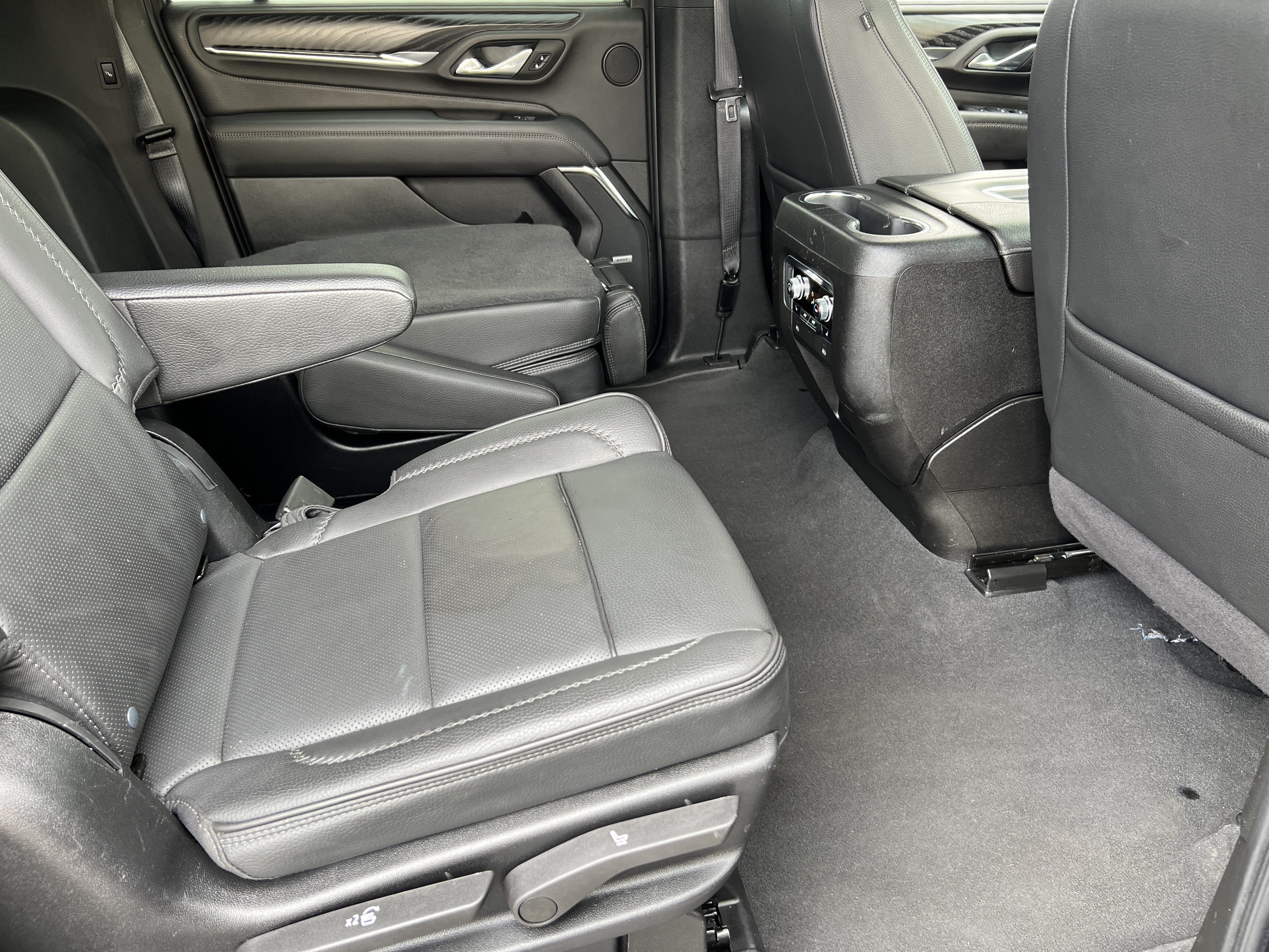 Used 2024 GMC Yukon XL Denali AWD/4WD image 24