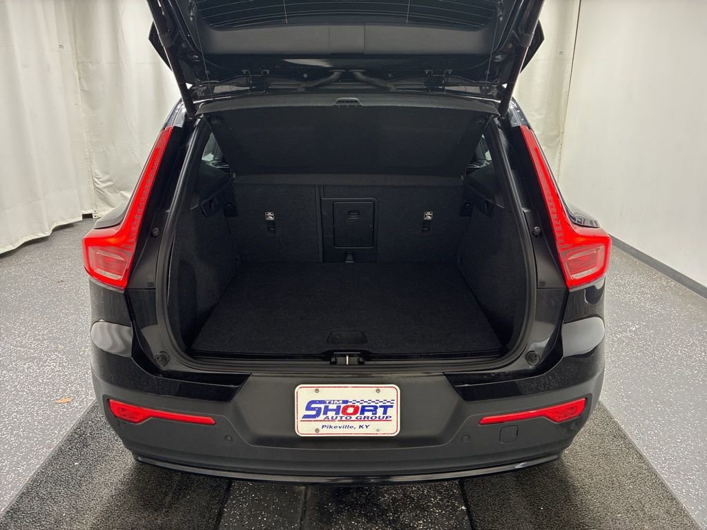 Used 2024 Volvo XC40 B5 Core image 6