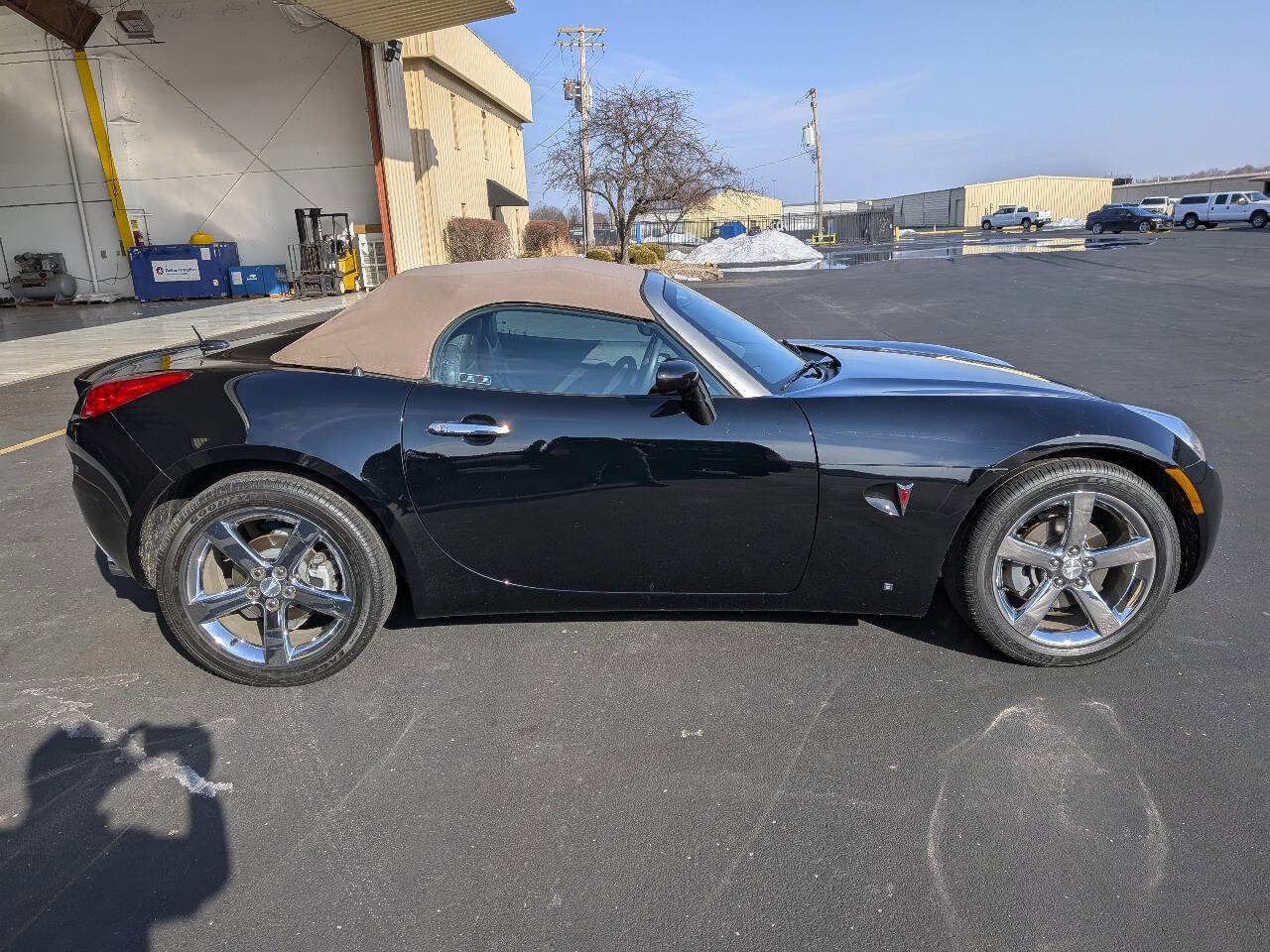 Used 2007 Pontiac Solstice Convertible w/ Premium Package RWD image 2