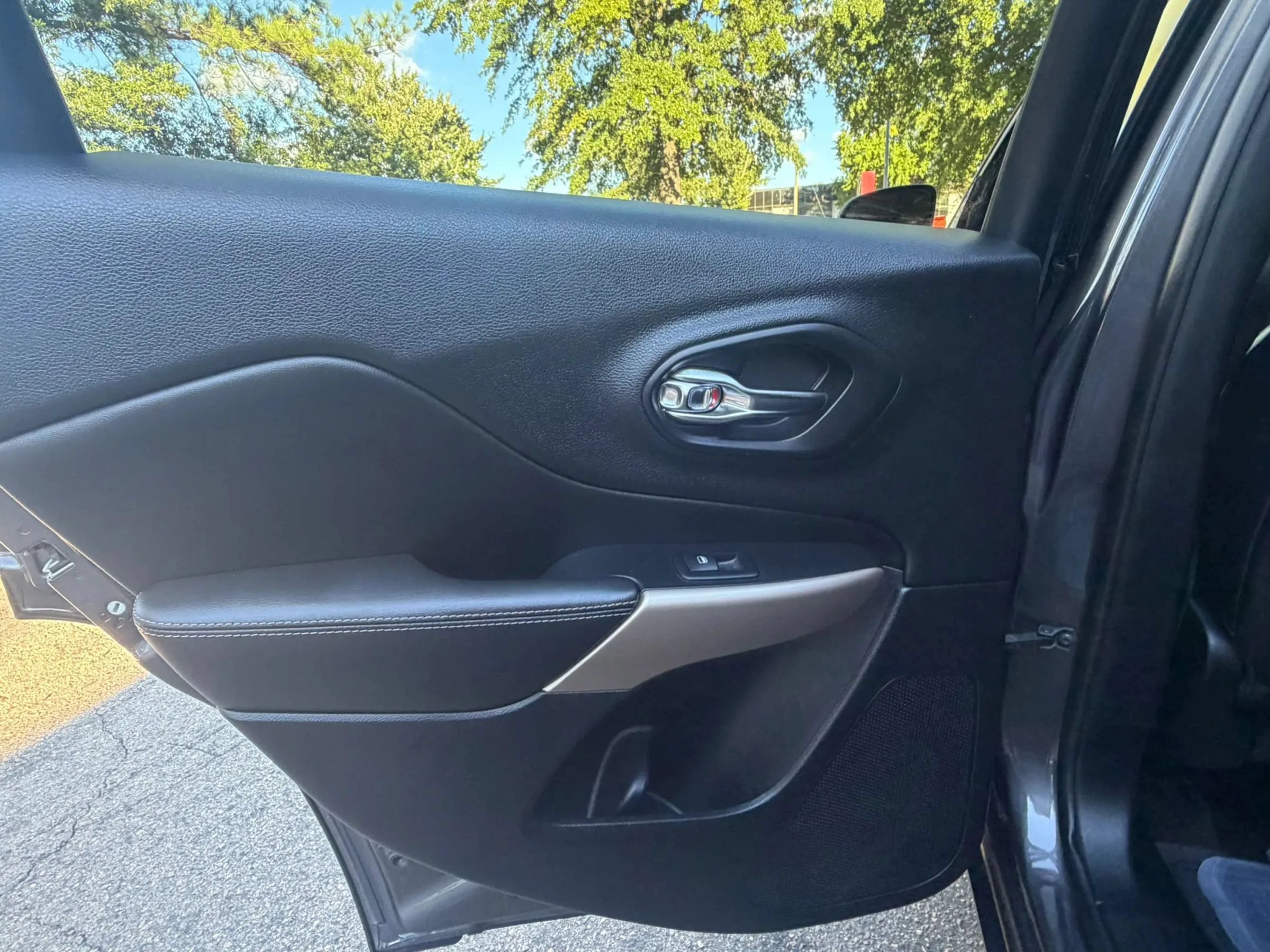 Used 2017 Jeep Cherokee Limited FWD image 24