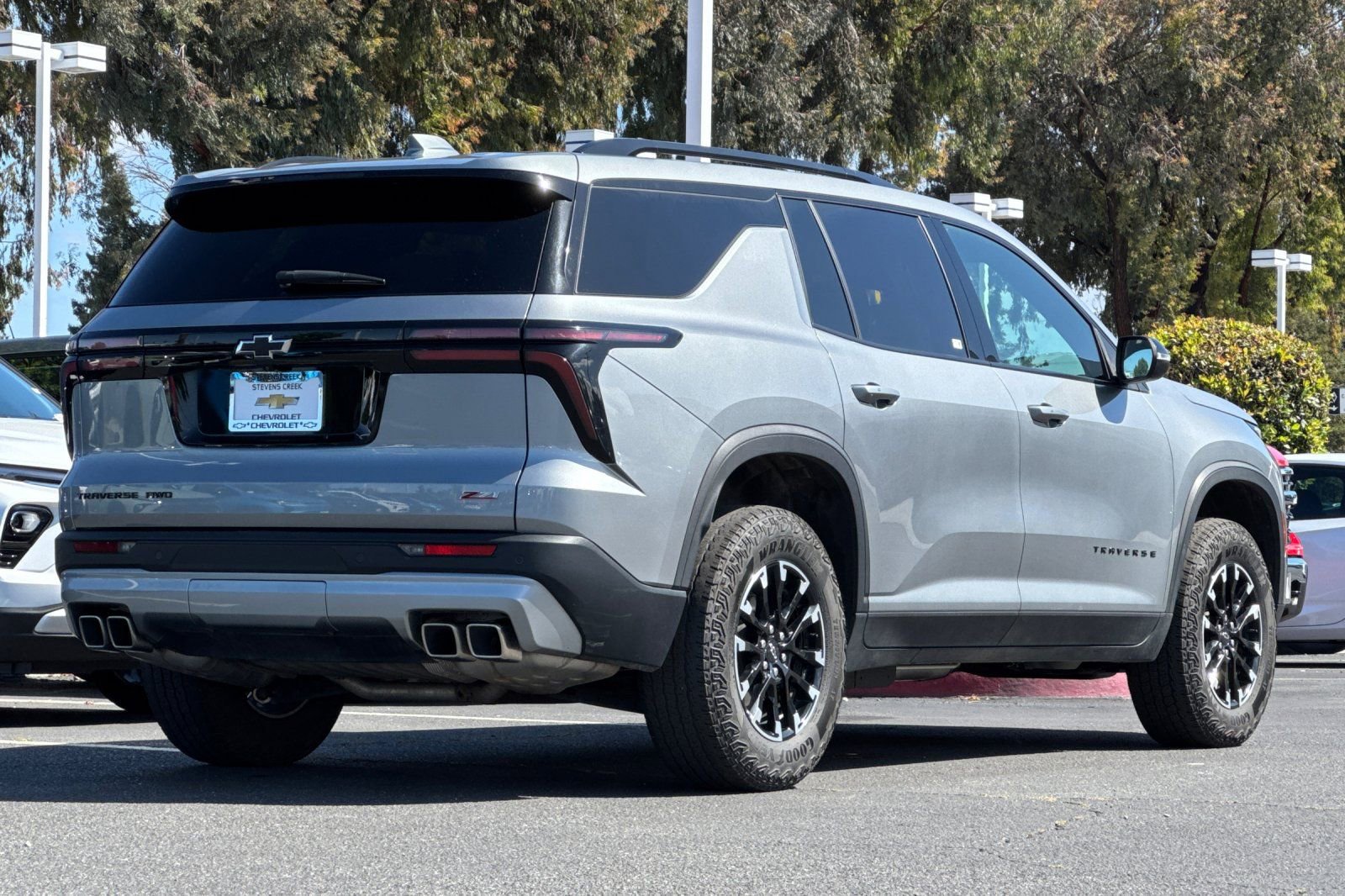 Used 2025 Chevrolet Traverse Z71 image 5