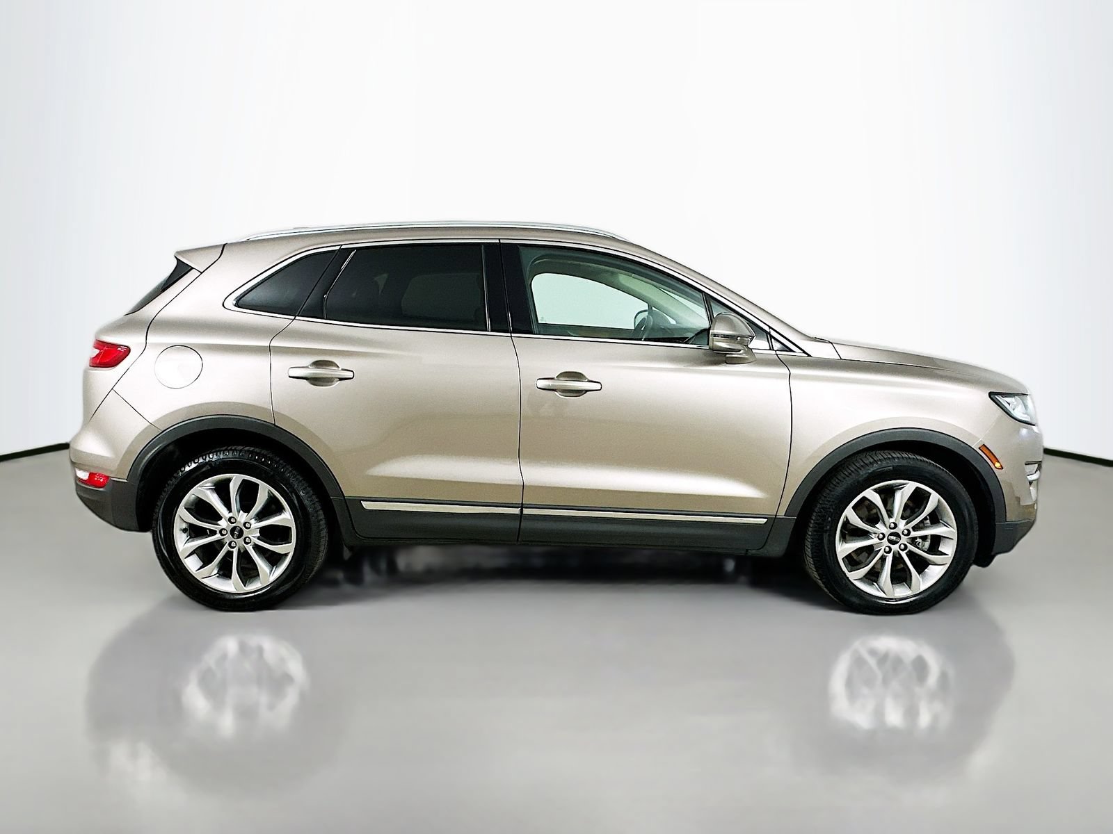 Used 2019 Lincoln MKC Select w/ Select Plus Package AWD/4WD image 4