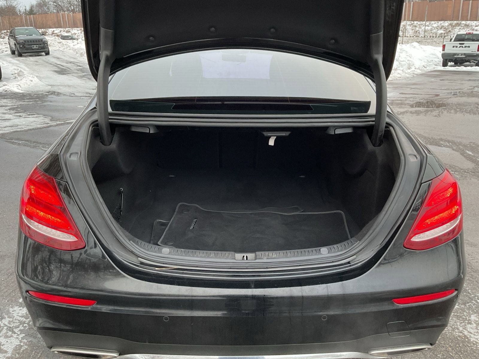 Used 2018 Mercedes-Benz E 300 4MATIC image 35