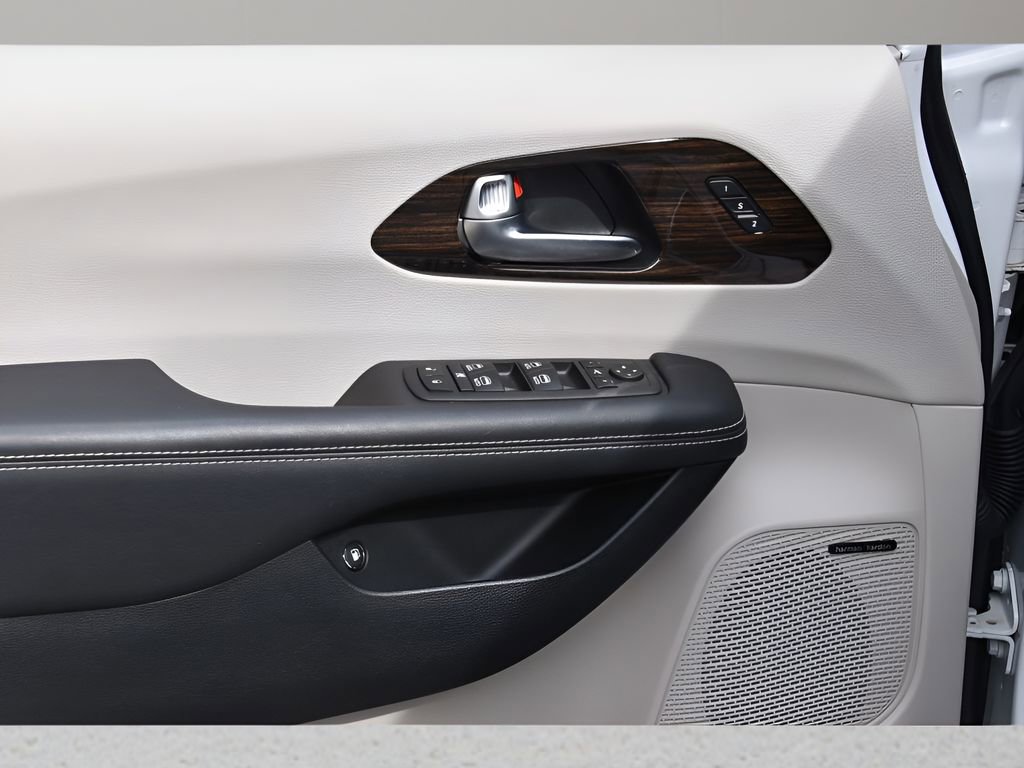 Used 2023 Chrysler Pacifica Limited w/ Uconnect Theater Family Group image 27