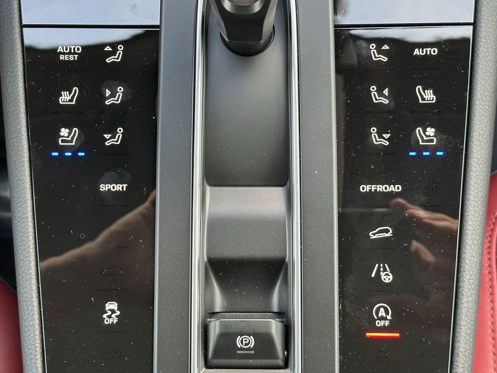 Certified 2025 Porsche Macan AWD/4WD image 24
