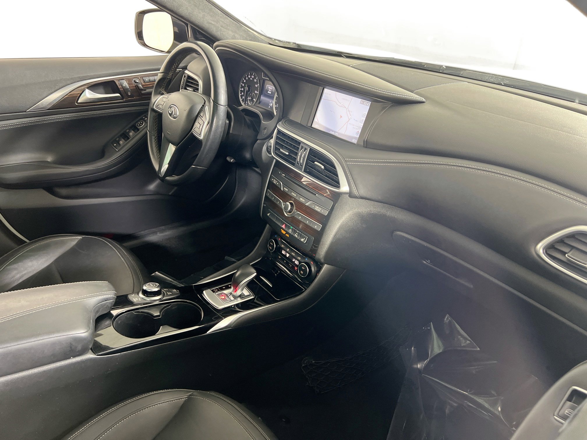 Used 2018 INFINITI QX30 AWD w/ Dark Wood Package image 29