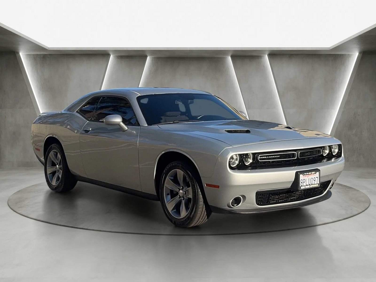 Used 2019 Dodge Challenger SXT RWD image 1