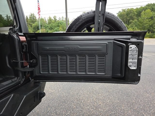 Used 2024 Jeep Wrangler Unlimited Sahara w/ Technology Group AWD/4WD image 51