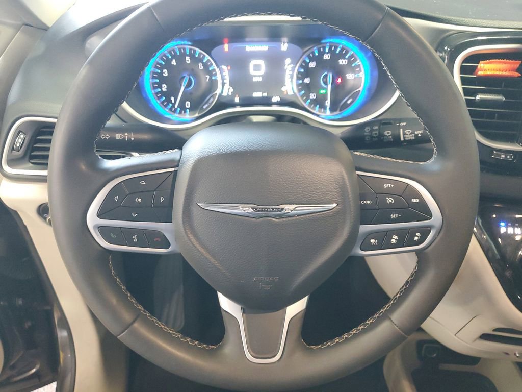 Used 2023 Chrysler Pacifica Touring-L FWD image 23