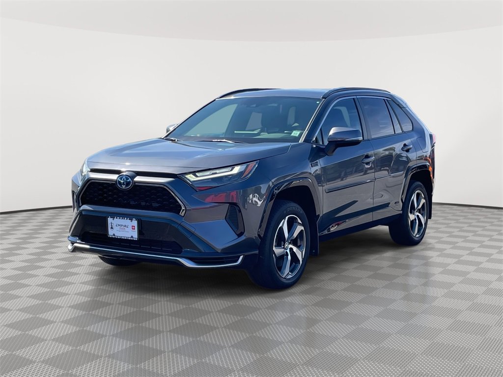 Used 2023 Toyota RAV4 SE image 3